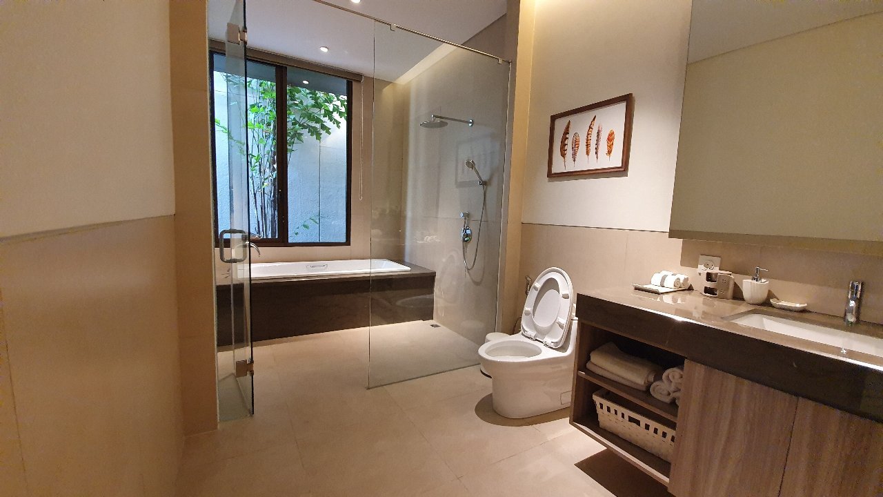 Master Bathroom(1)